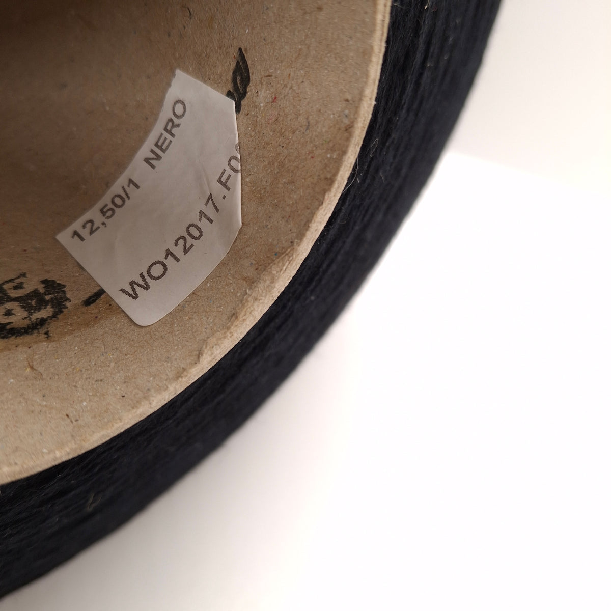 Fil 100% laine coloris Noir N. 1380