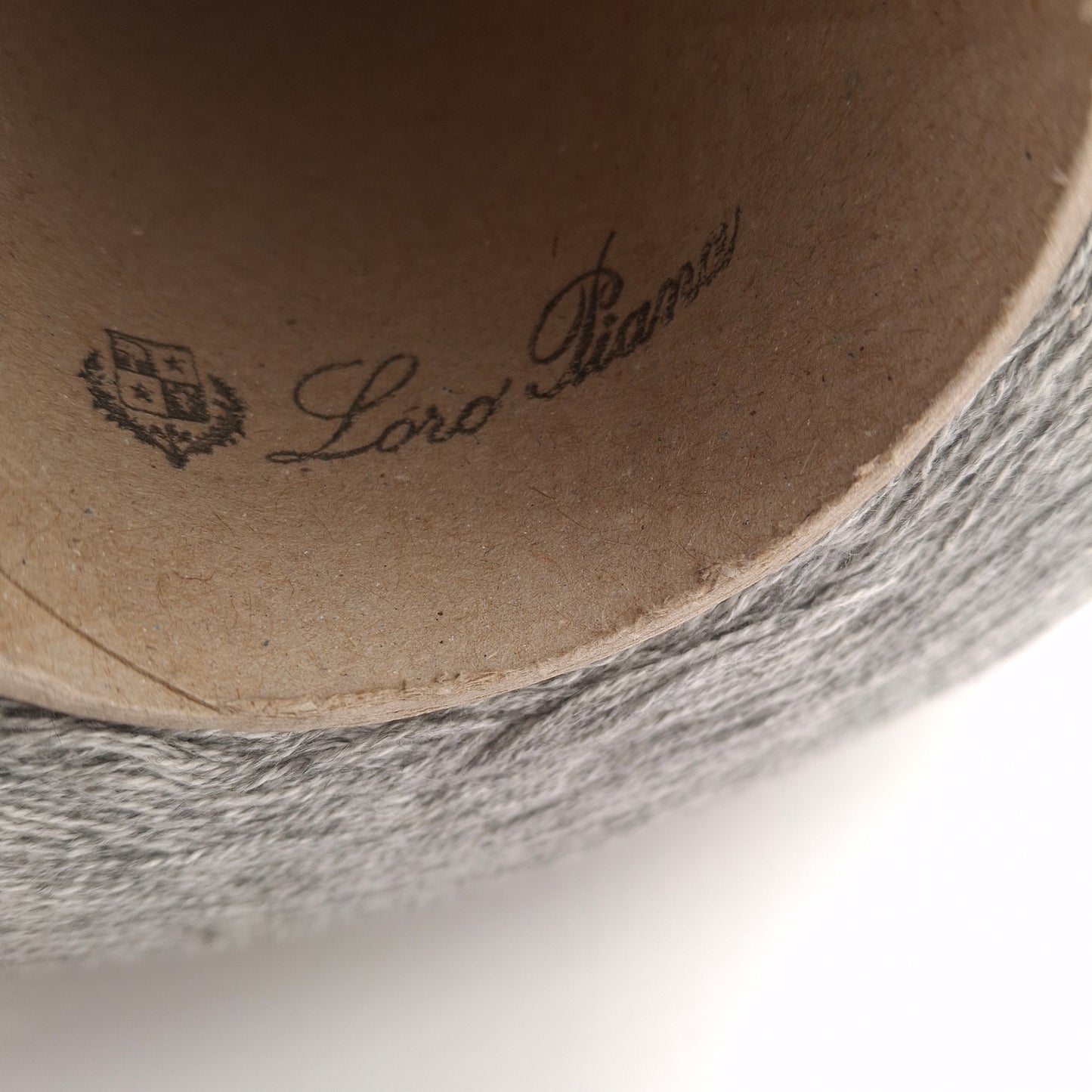 100 g Loro Piana Italiensk cashmere silkegarn farve lysegrå N.1083