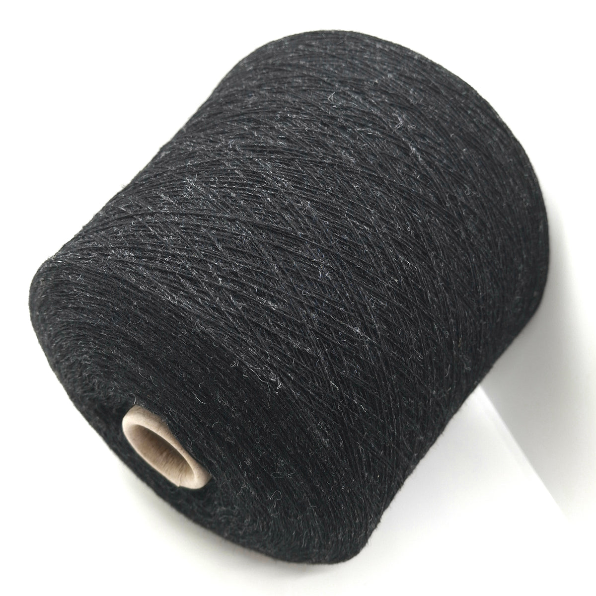 100% laine Shetland, fil coloris Noir Anthracite N. 1381
