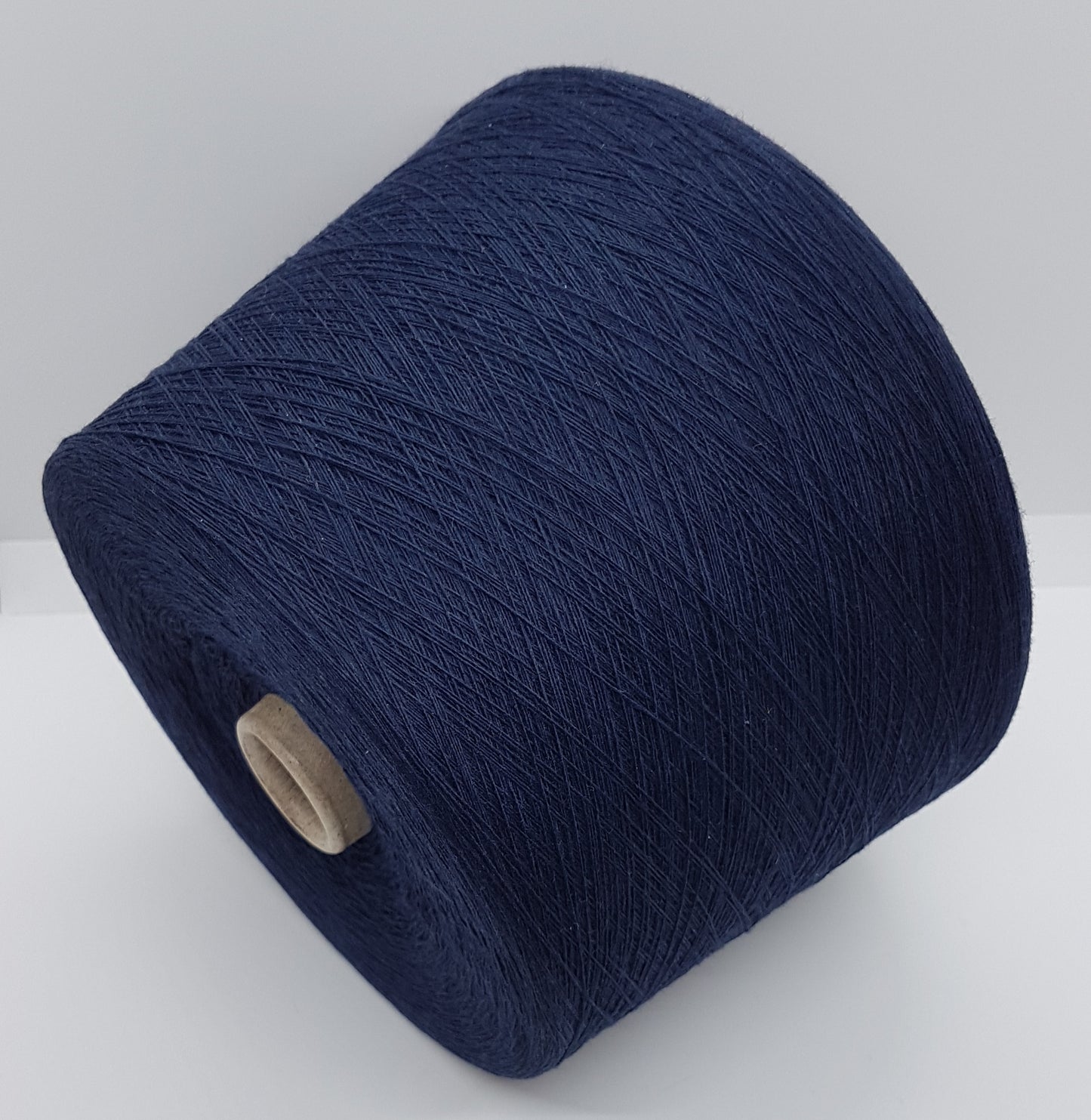 Laine en cachemire fil italien couleur bleu foncé N.428