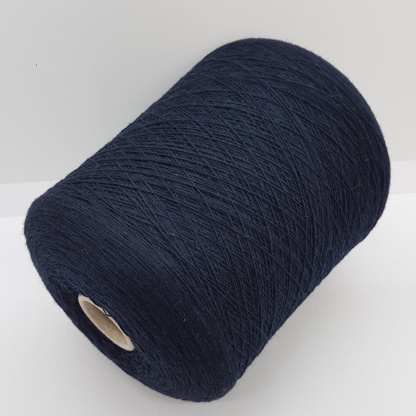 600g Extrafine Wool Canberra italiensk garn farve Midnight Blue N.555