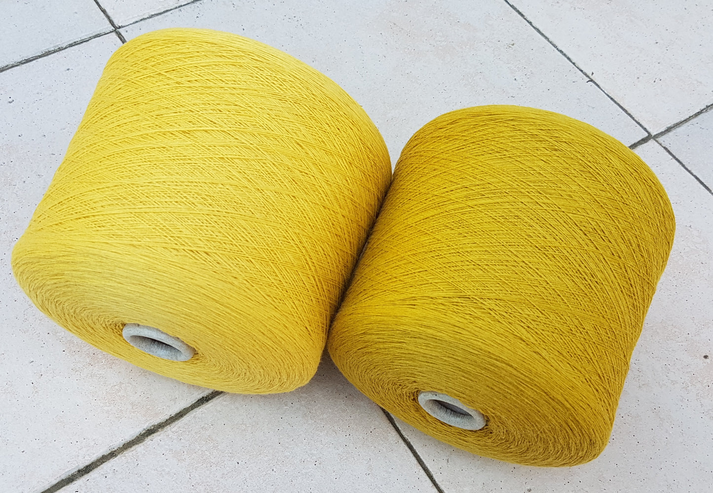 Laine extrafine Canberra Fil italien couleur Jaune et Moutarde N. 579