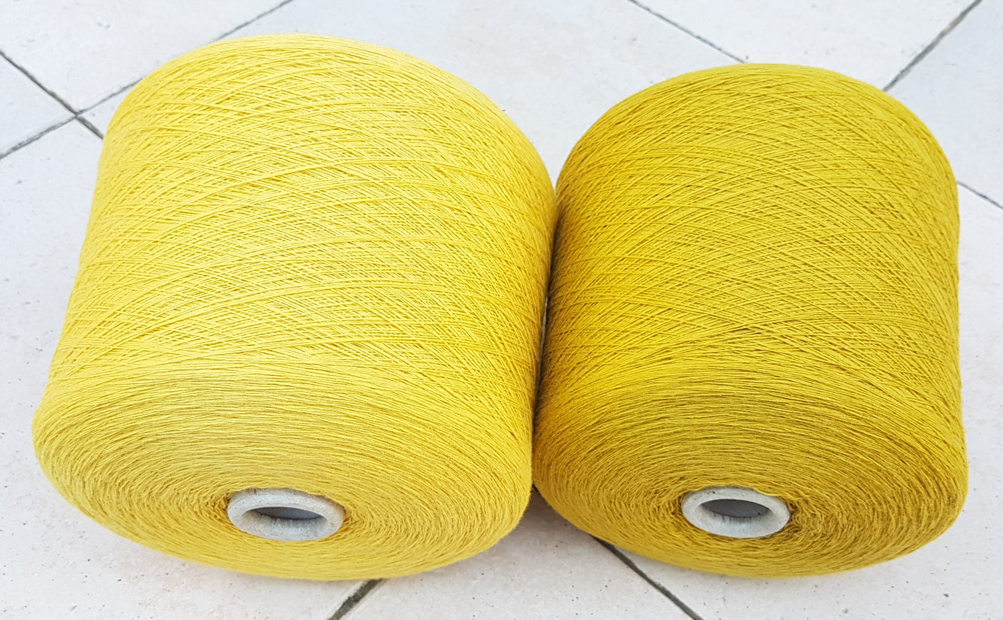 Laine extrafine Canberra Fil italien couleur Jaune et Moutarde N. 579