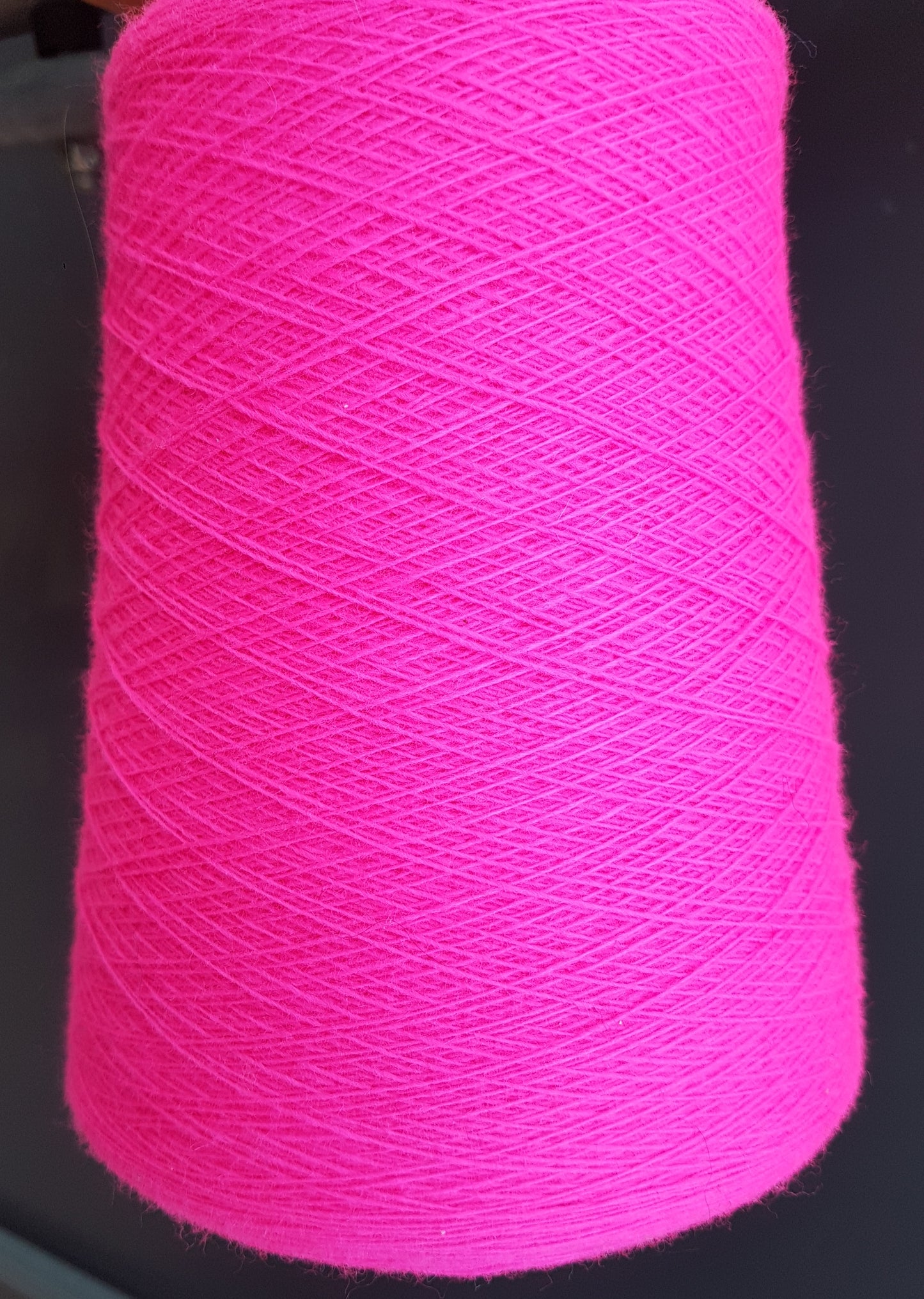 Lana extrafina Canberra hilo italiano color Fluorescente Rosa Fucsia Neón N.574