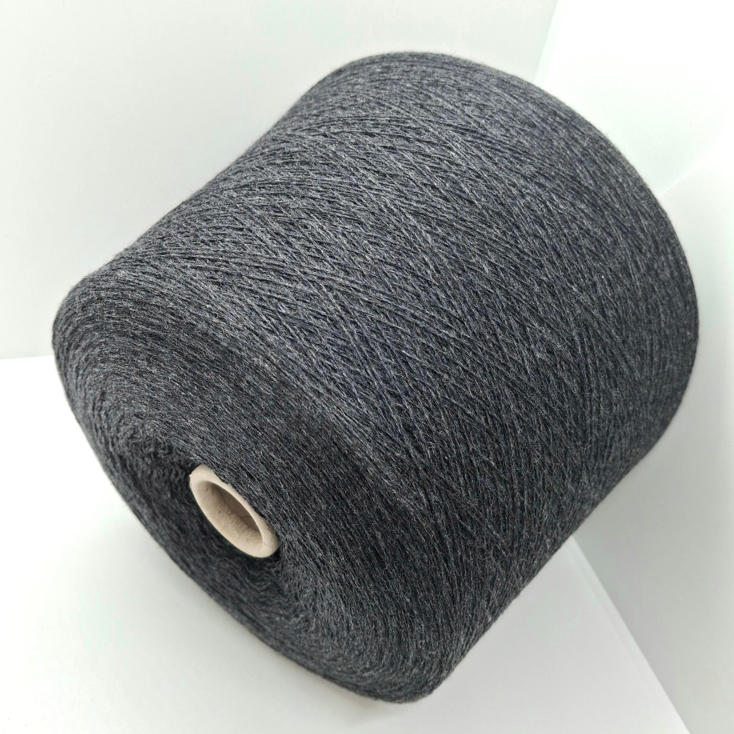 100 g de fil cachemire 100 % italien couleur gris foncé N. 977