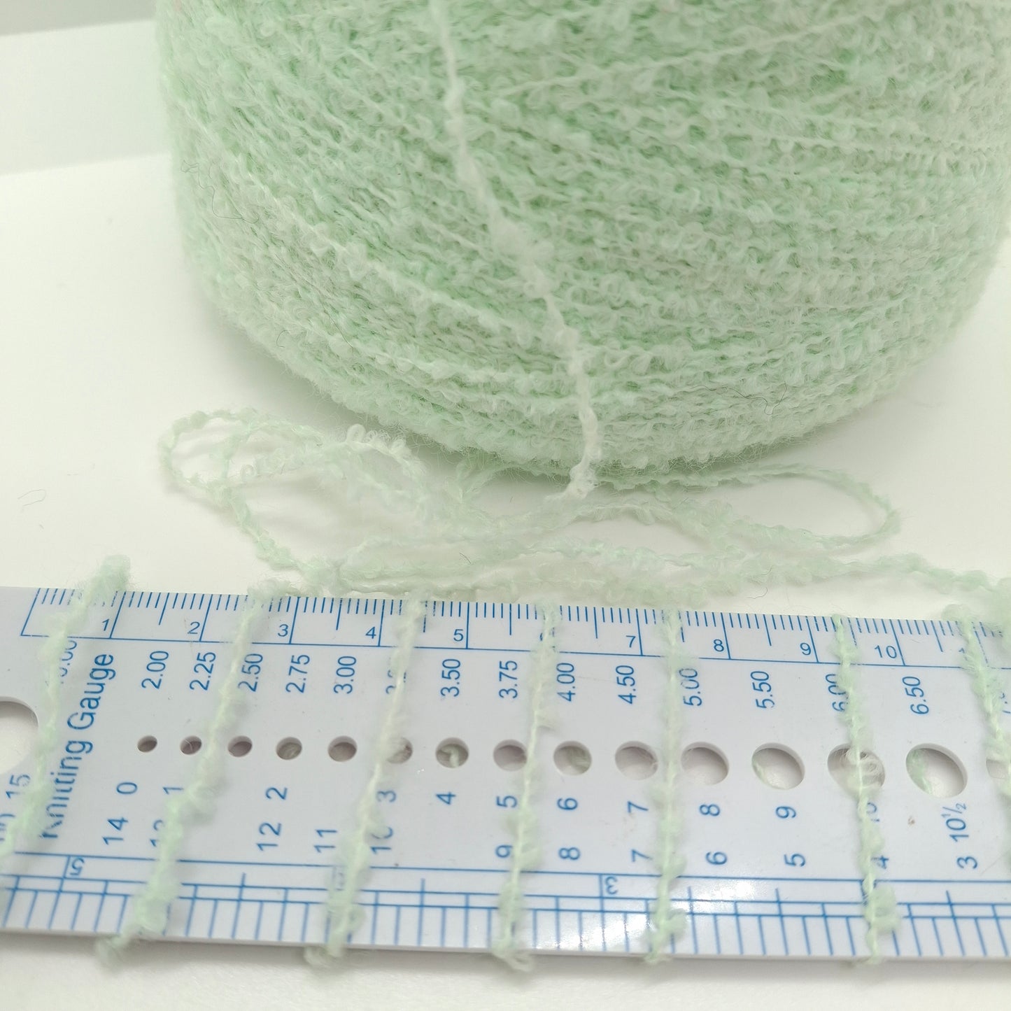100g Bouclé blødt italiensk garn farve Mintgrøn N.1009