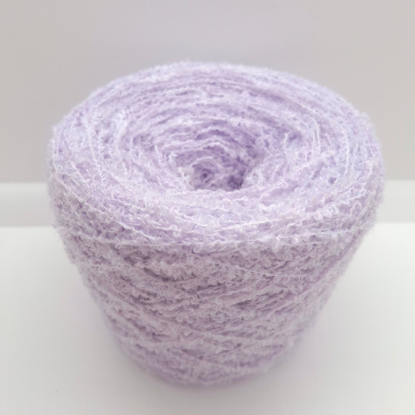 100 g weiches italienisches Bouclé-Garn in der Farbe Lilac Lavender N.1011
