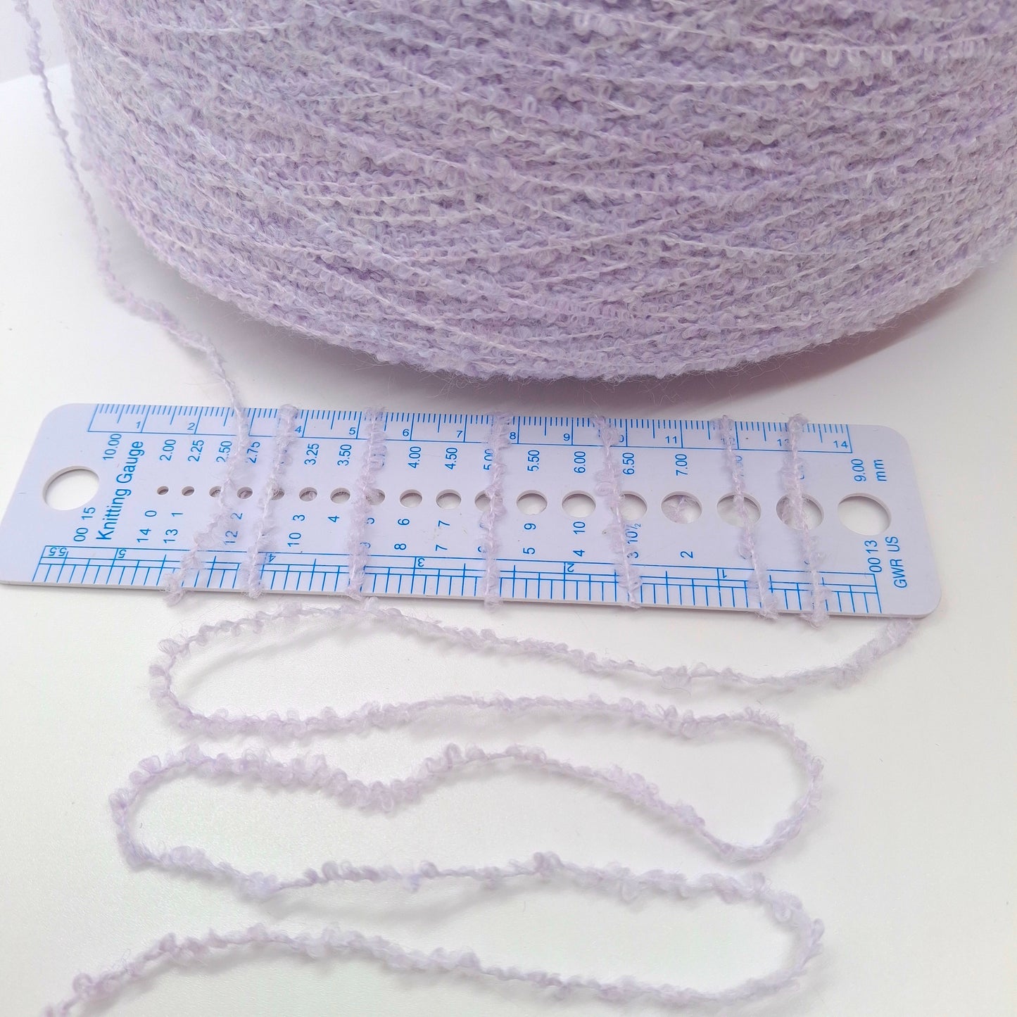 100 g weiches italienisches Bouclé-Garn in der Farbe Lilac Lavender N.1011