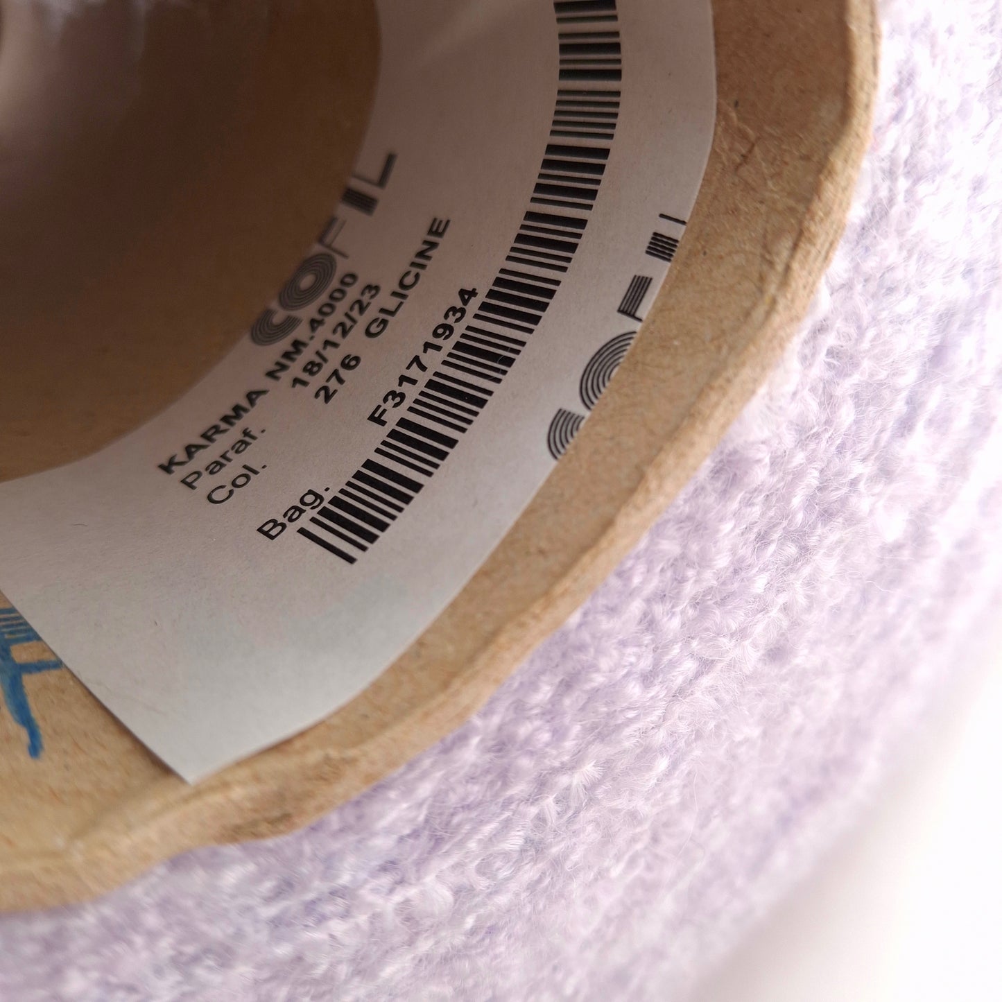 100 g weiches italienisches Bouclé-Garn in der Farbe Lilac Lavender N.1011