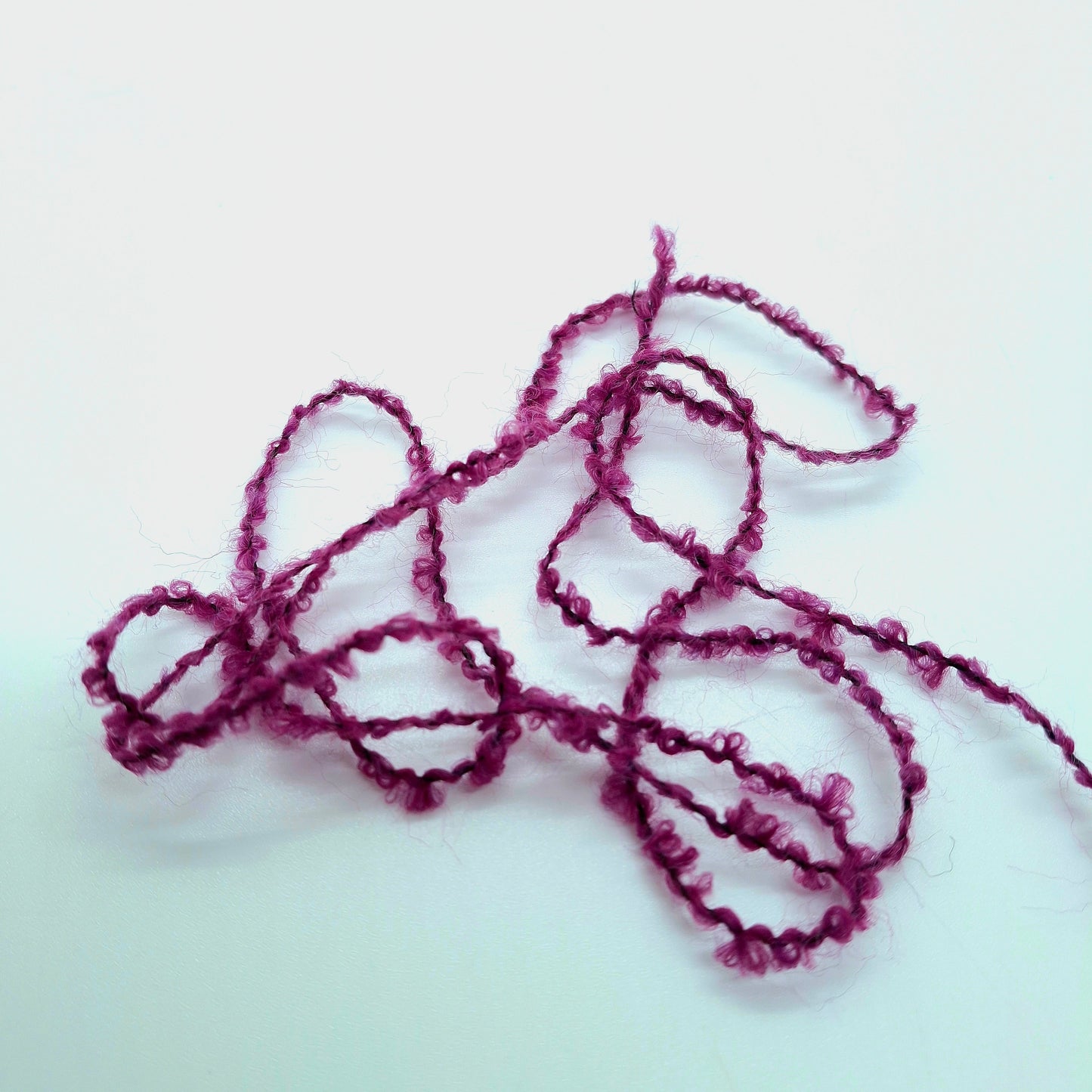 100 g weiches italienisches Bouclé-Garn in der Farbe Lila Fuchsia N.1012