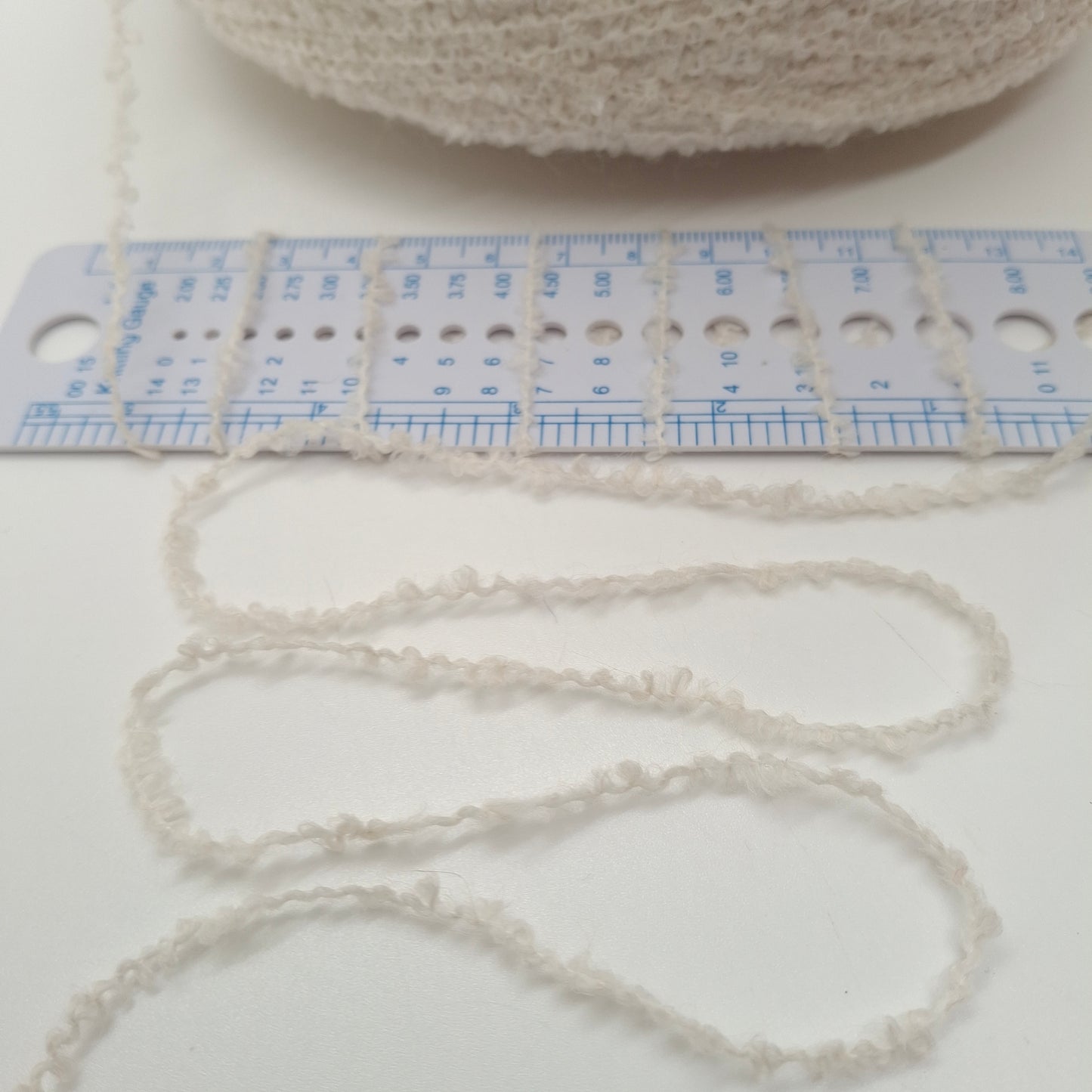 100g Bouclé filato morbido italiano colore Ecru Bianco Sporco N.1014