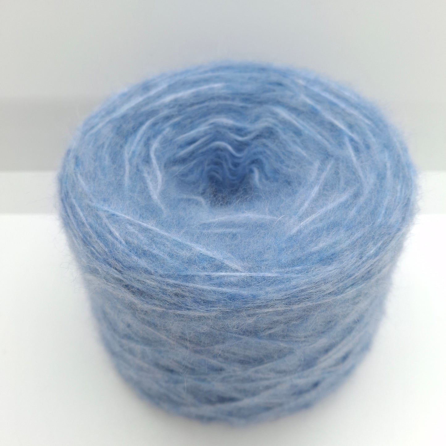 100 g de laine mérinos extrafine italienne couleur bleu clair N. 1018
