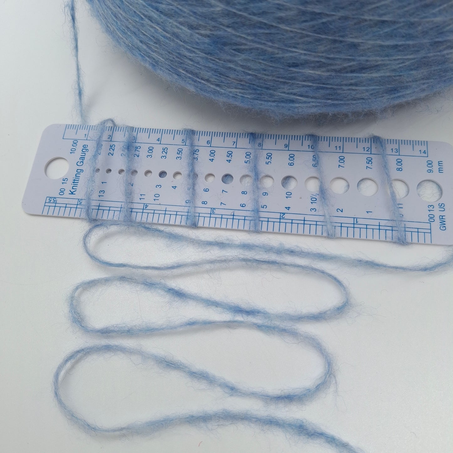 100 g de laine mérinos extrafine italienne couleur bleu clair N. 1018