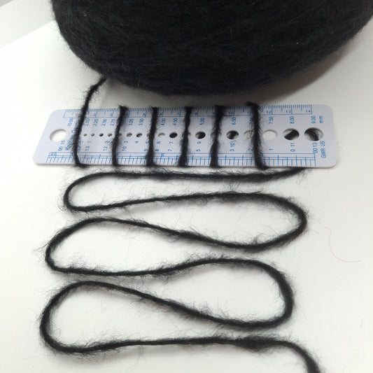 100g Lana Merino filato italiano colore Nero N.1030