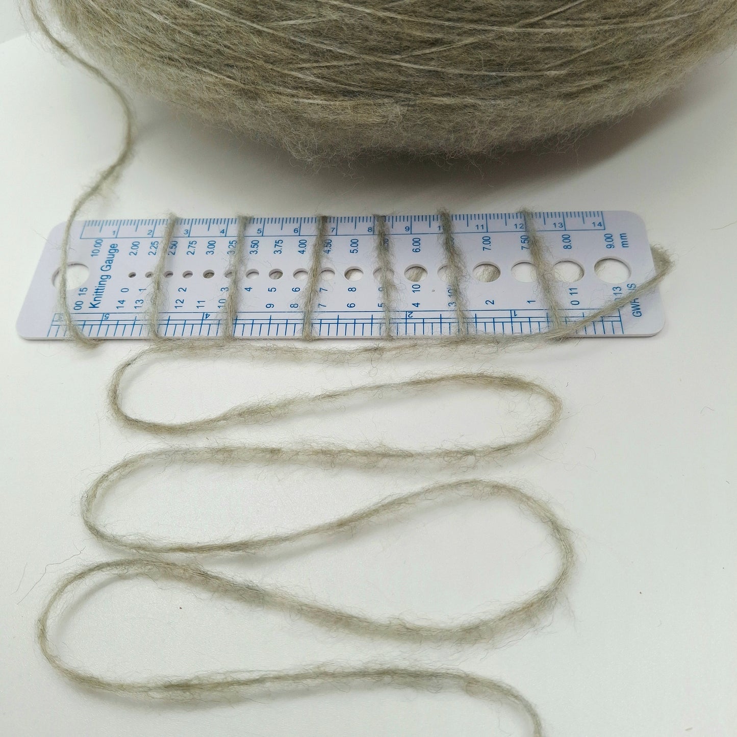 100 g de laine mérinos extrafine italienne couleur vert tabac N. 1019