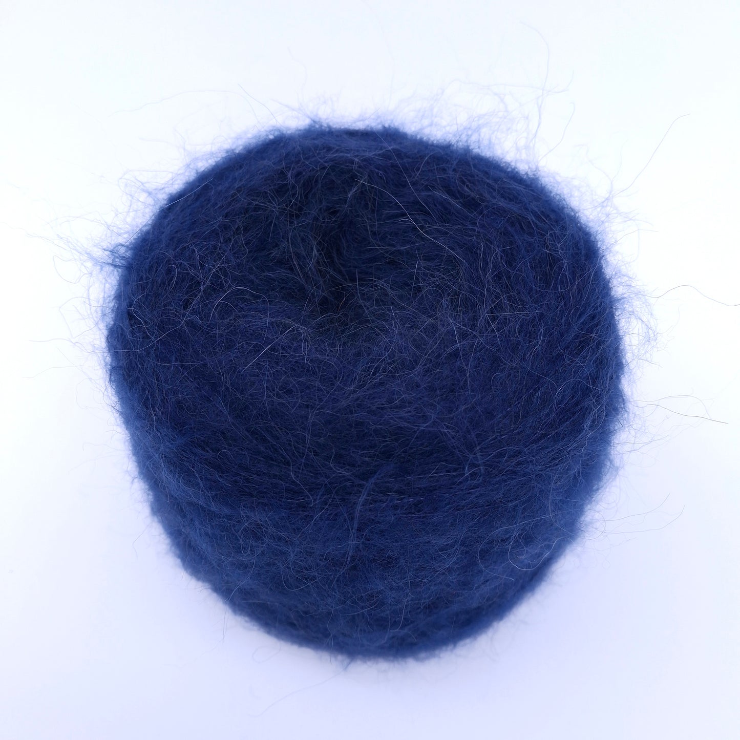 100 g de fil italien doux en alpaga brossé, coloris bleu foncé N. 1050