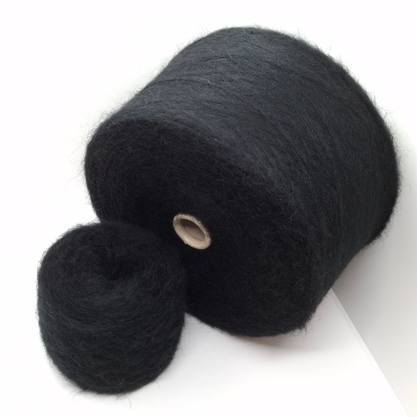 100 g weiches italienisches Mohairgarn, Farbe Schwarz, Nr. 1087