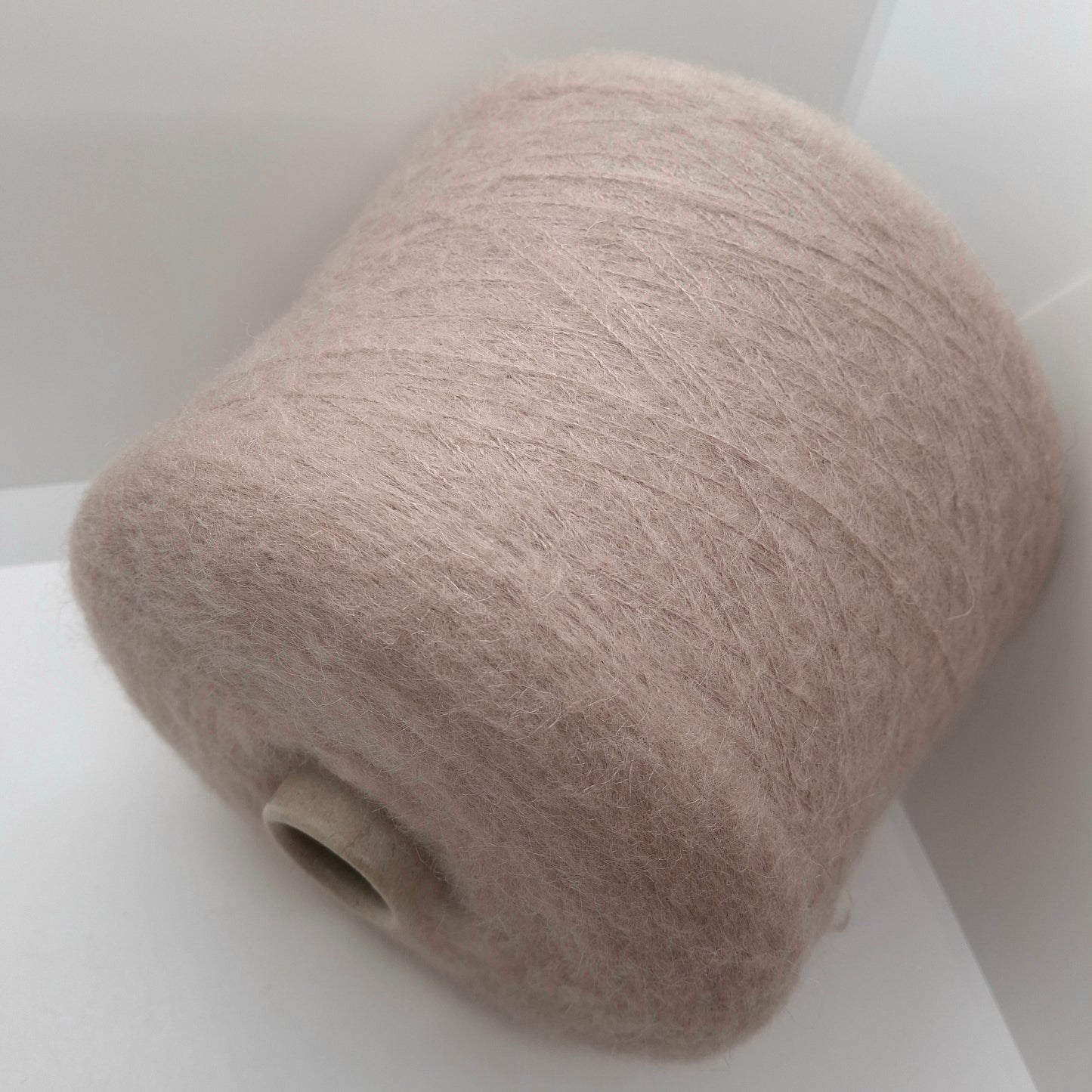 100 g weiches italienisches Mohairgarn, Farbe Rosa Beige, Nr. 1096