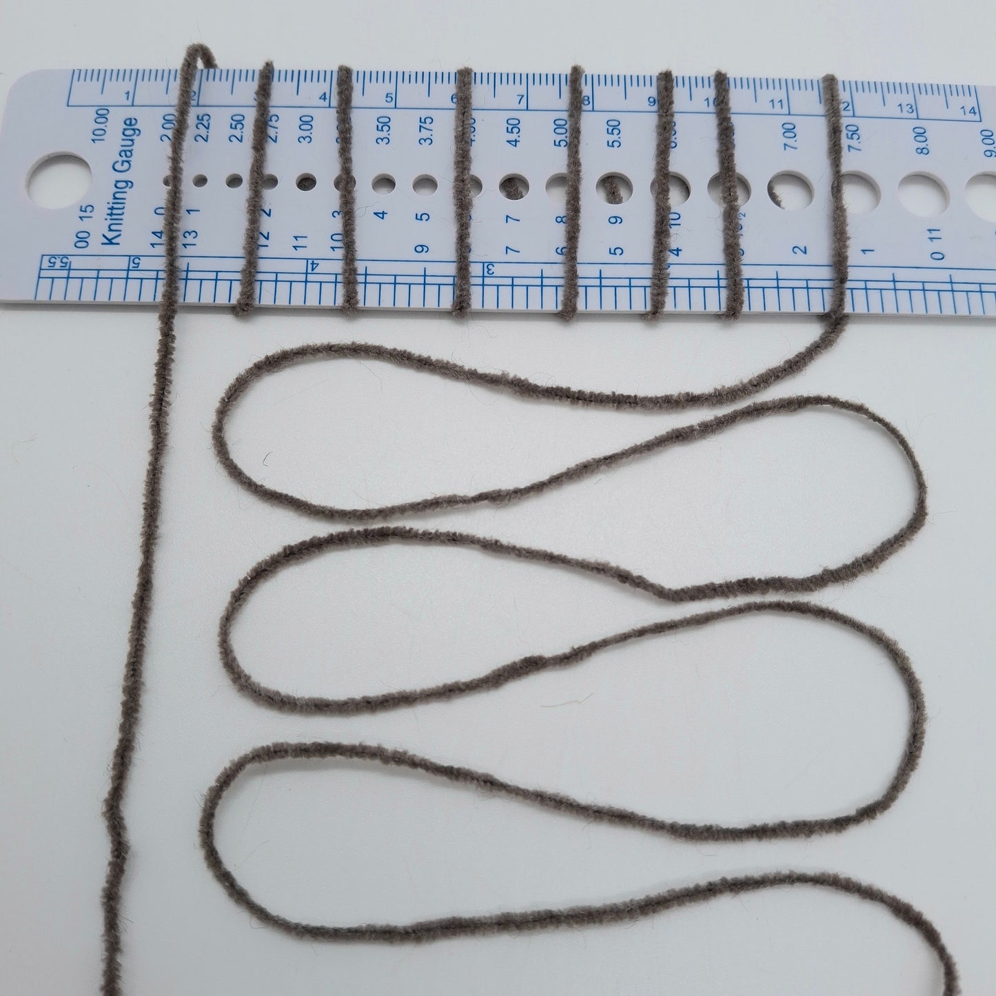 100 g de fil chenille italien, coloris marron, gris et taupe, réf. 1107