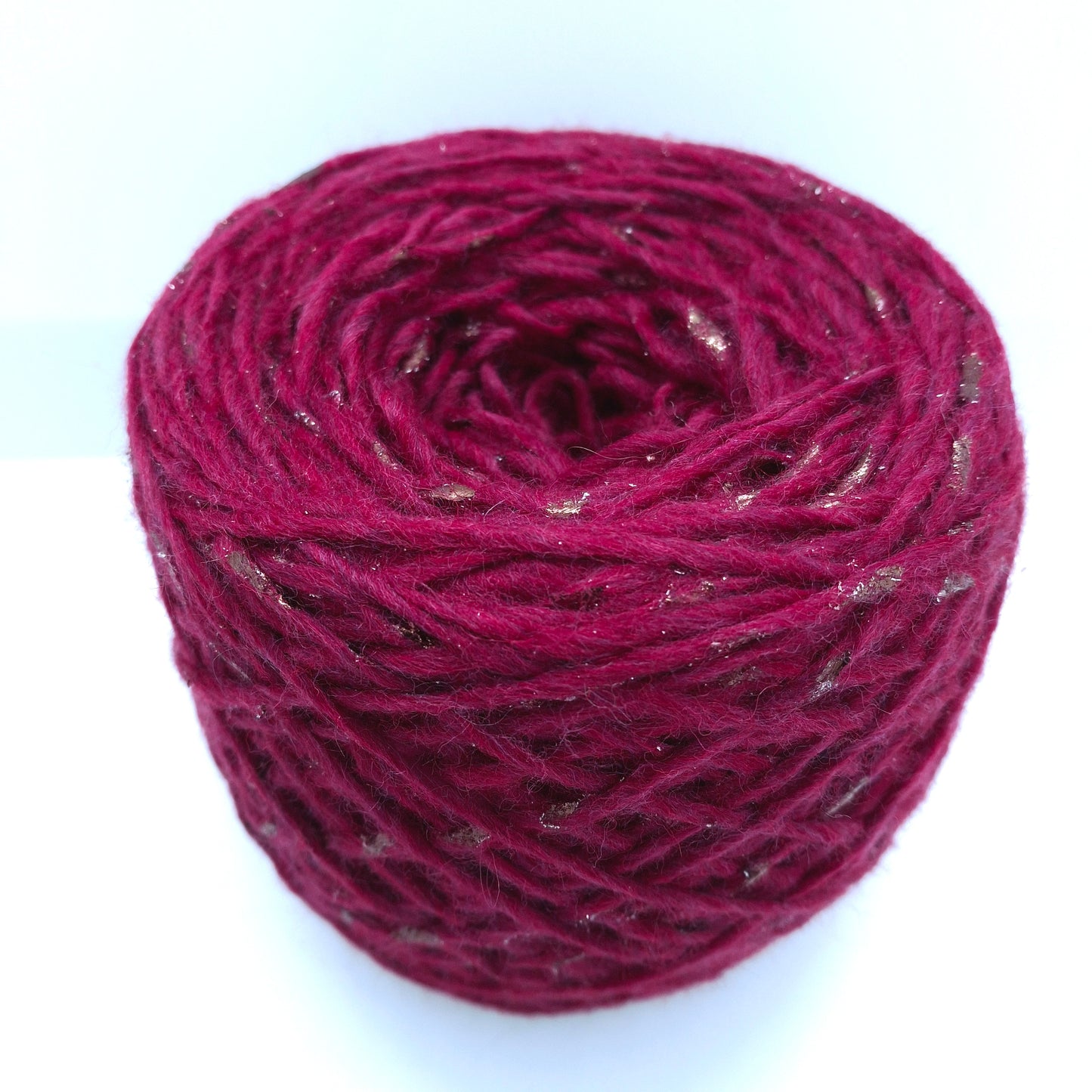 100g italiensk uldgarn, mørk fuchsia med antik guld nr. 1110