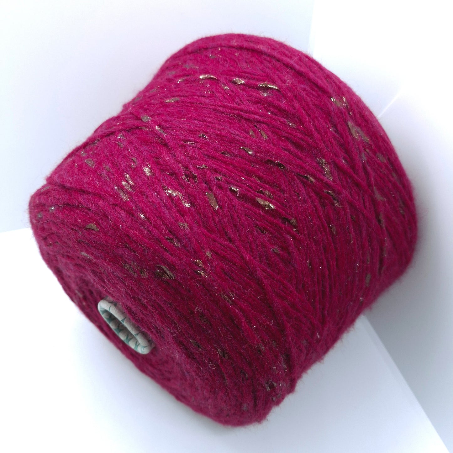 100g italiensk uldgarn, mørk fuchsia med antik guld nr. 1110