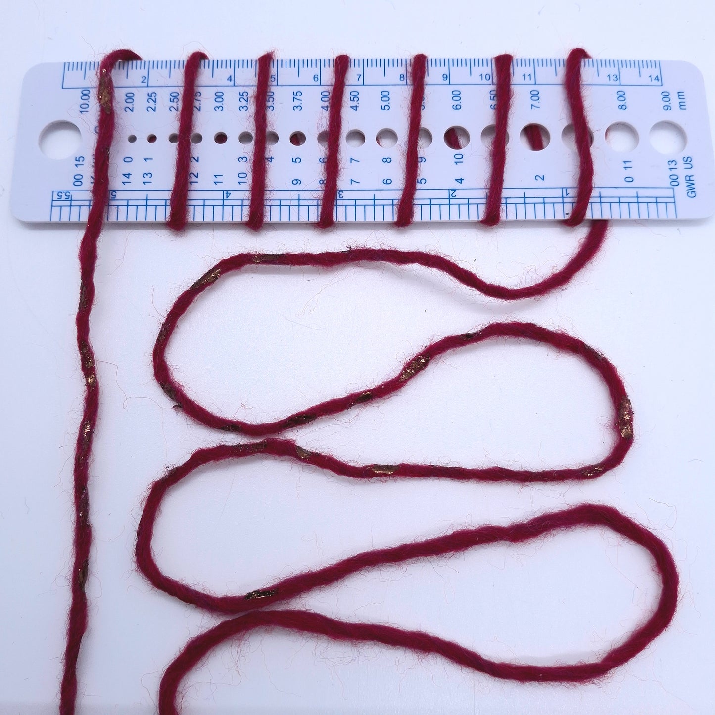 100g italiensk uldgarn, mørk fuchsia med antik guld nr. 1110