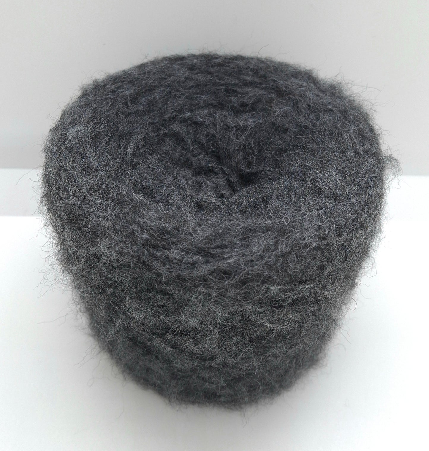 100 g de laine d'alpaga italienne, coloris gris foncé N. 1115