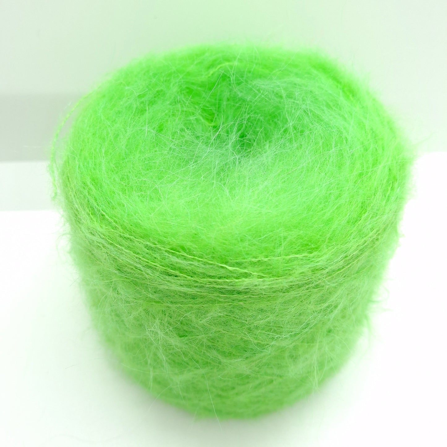 100 g weiches italienisches Mohairgarn, limettengrün, Farbnummer 1128