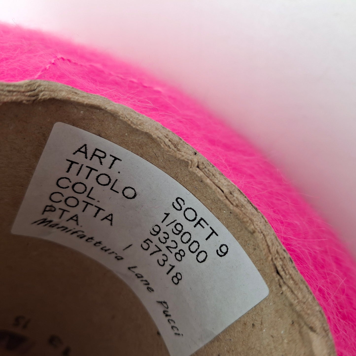 100g blødt mohair italiensk garn neon pink farve nr. 1127