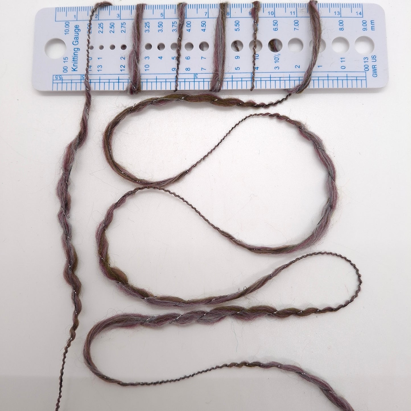 450 g de fil italien irrégulier, coloris olive, gris lilas avec lurex argenté, n° 1138