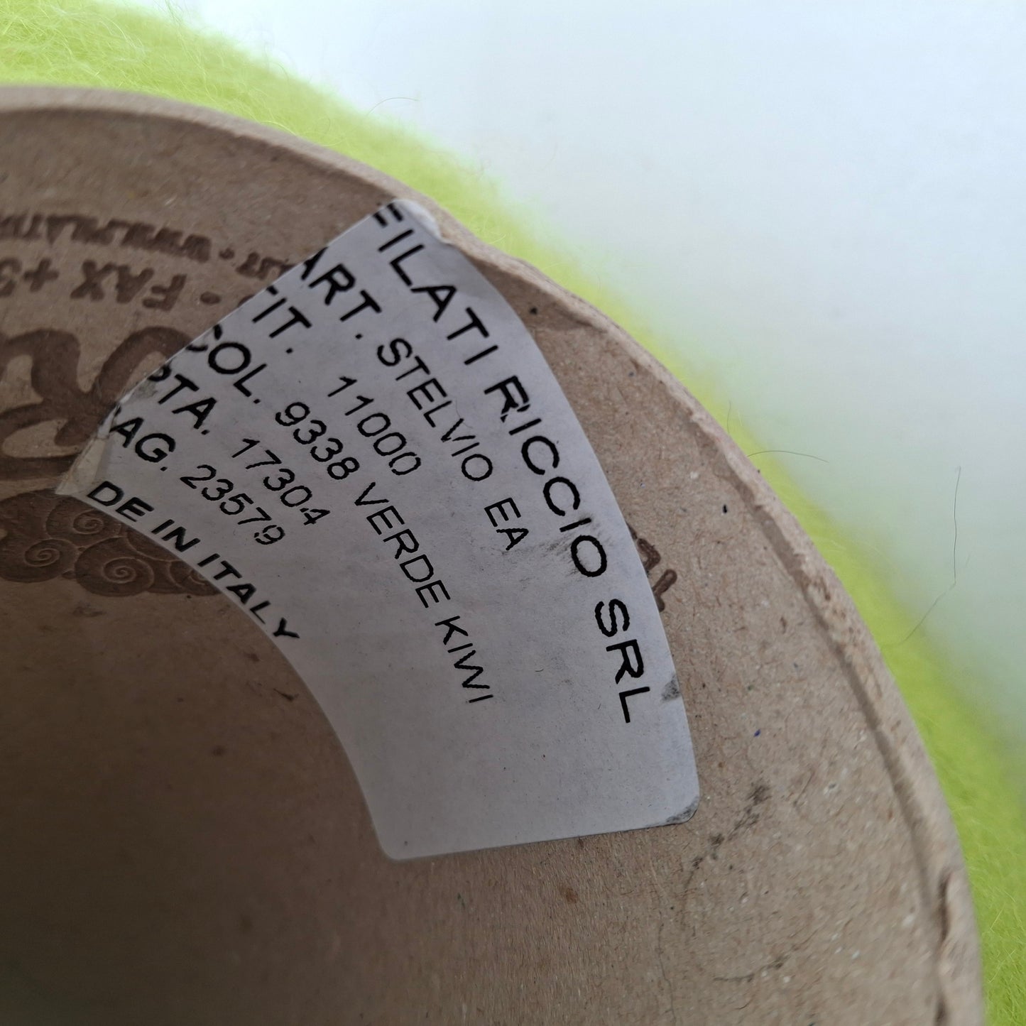 100 g weiches italienisches Mohairgarn, limettengrün, Farbnummer 1177