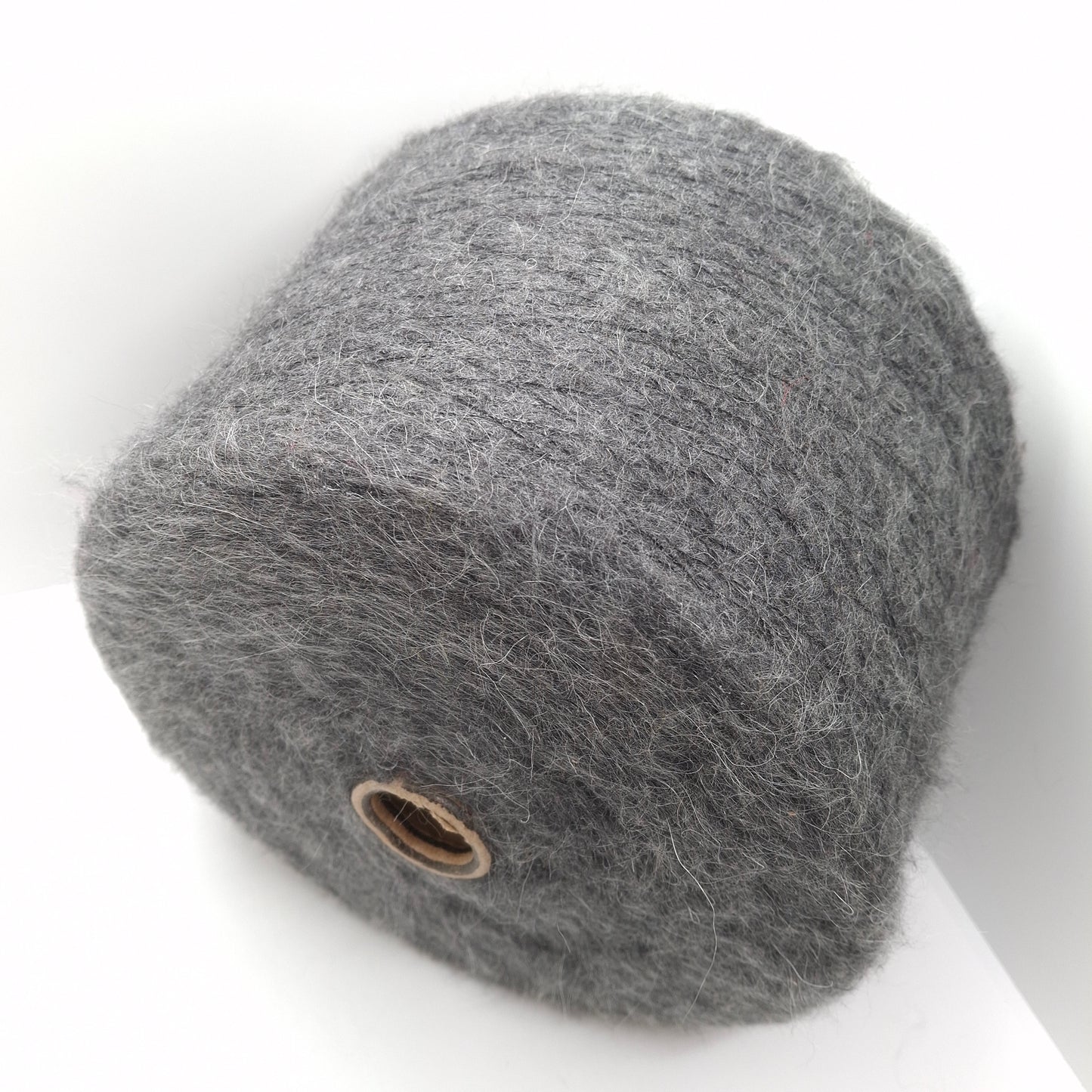 100g blødt mohair garn i italiensk farve grå nr. 1175