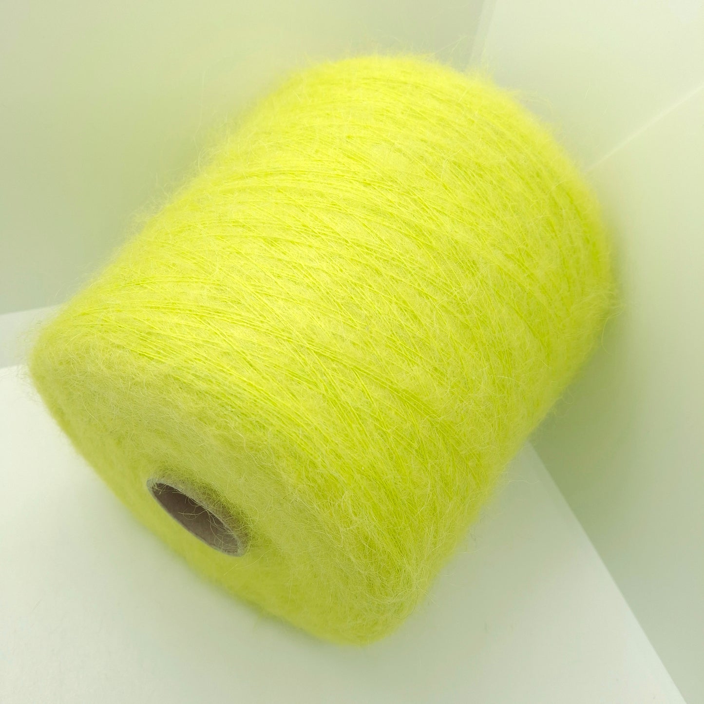 100g blødt mohair garn i italiensk farve, limegul, nr. 1196