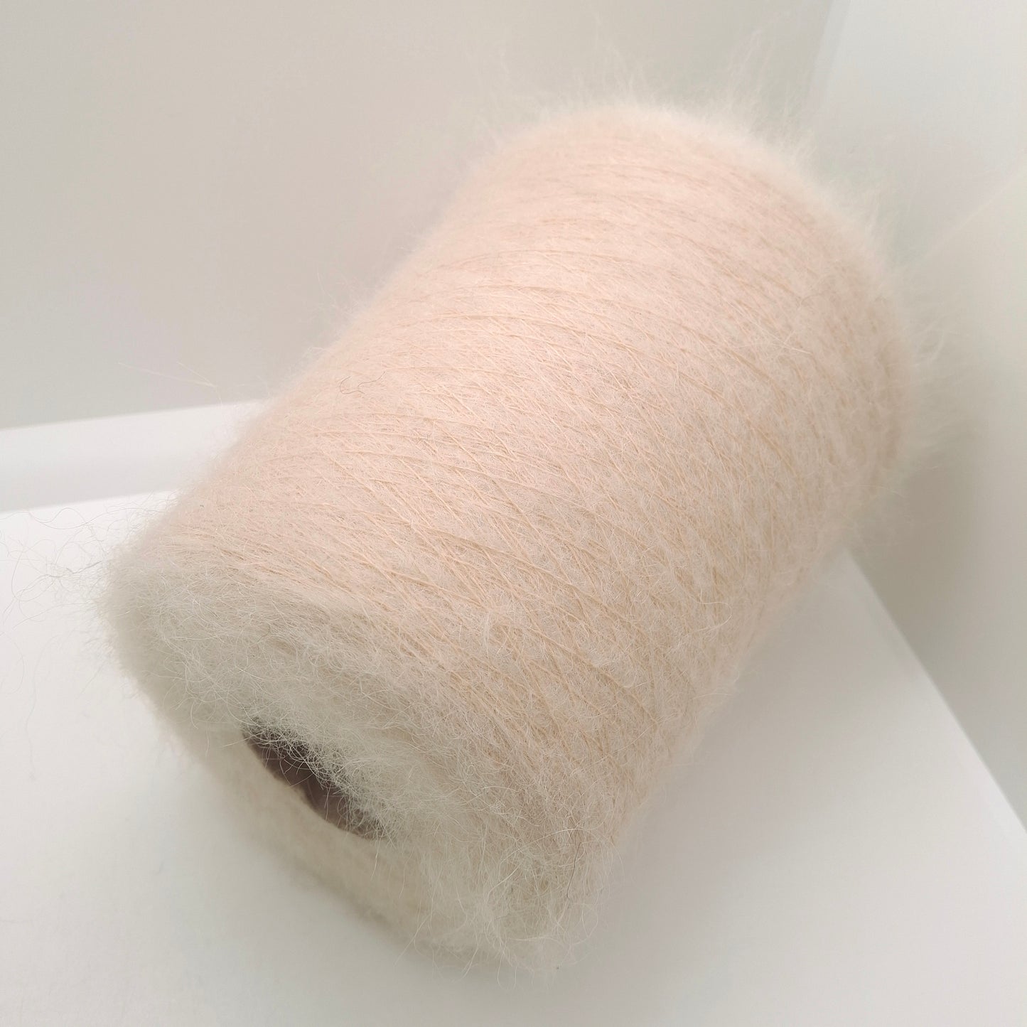 100g blødt mohair garn i italiensk farve lys beige N.1193