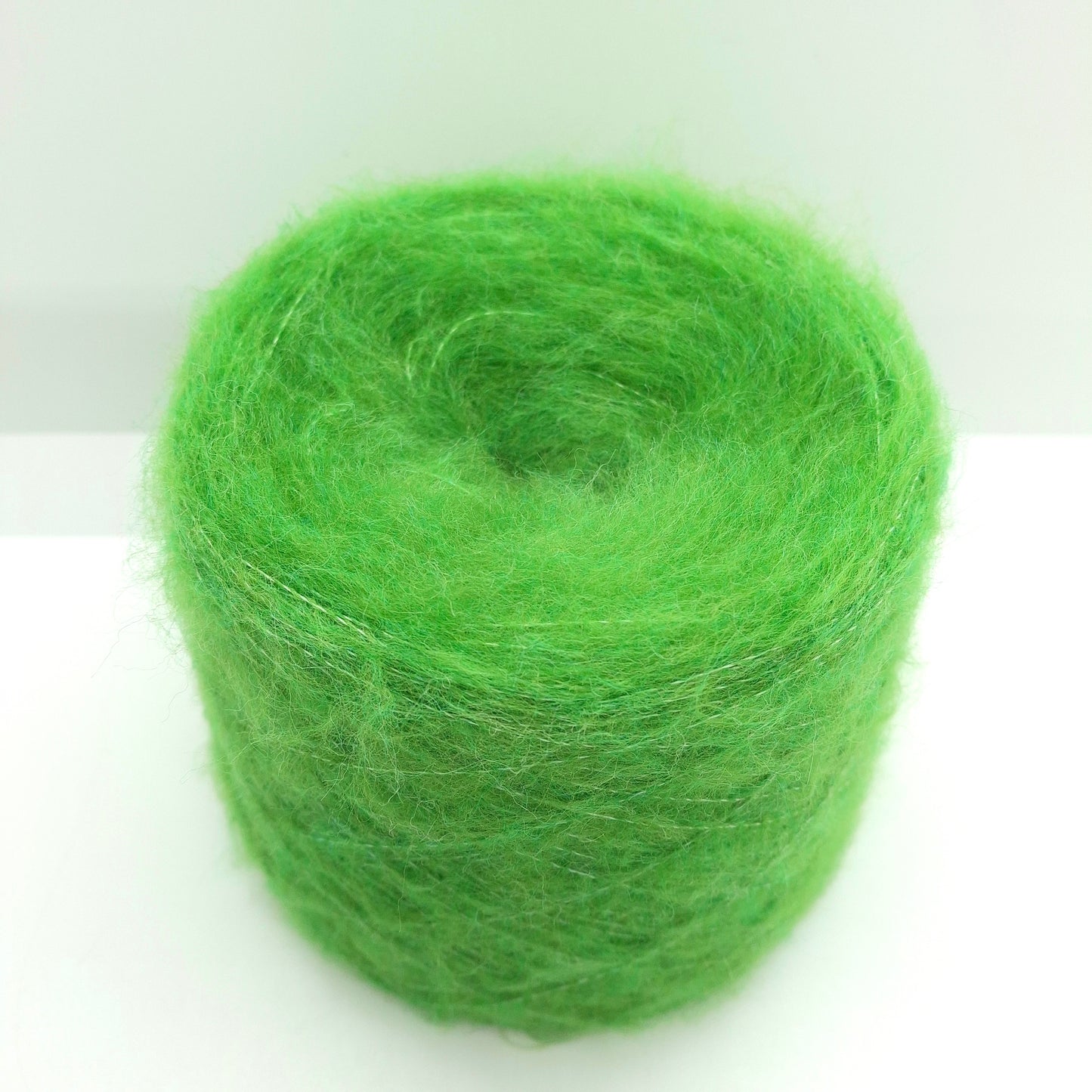 100 g weiches, gebürstetes italienisches Wollgarn, Farbe Apfelgrün Nr. 1226