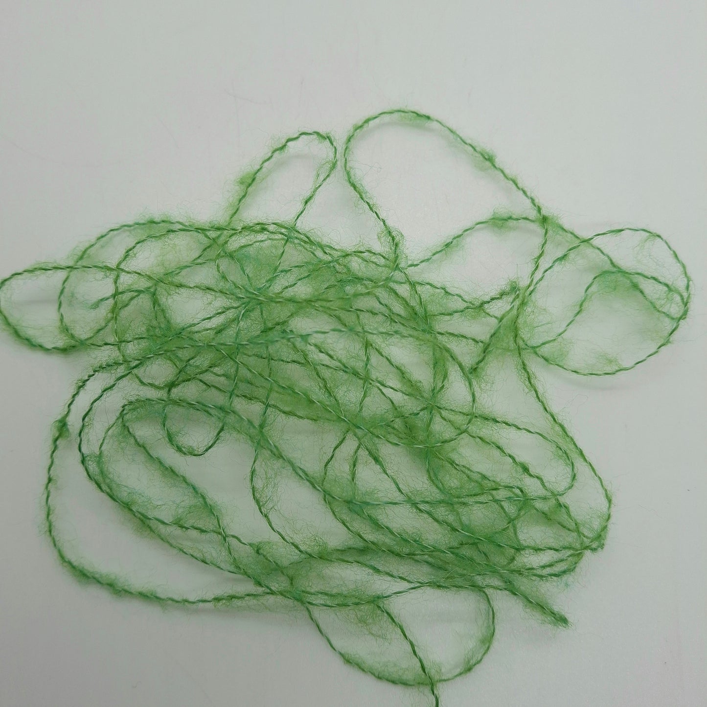 100 g weiches, gebürstetes italienisches Wollgarn, Farbe Apfelgrün Nr. 1226