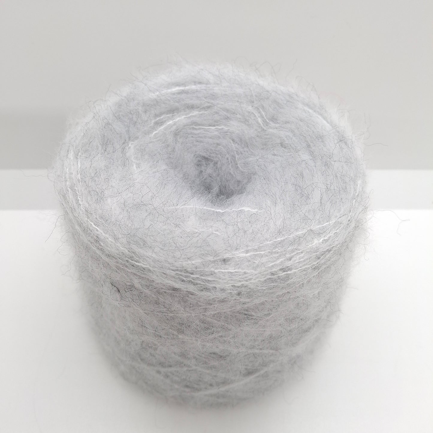 100g børstet uld blødt italiensk garn farve lysegrå N.1233