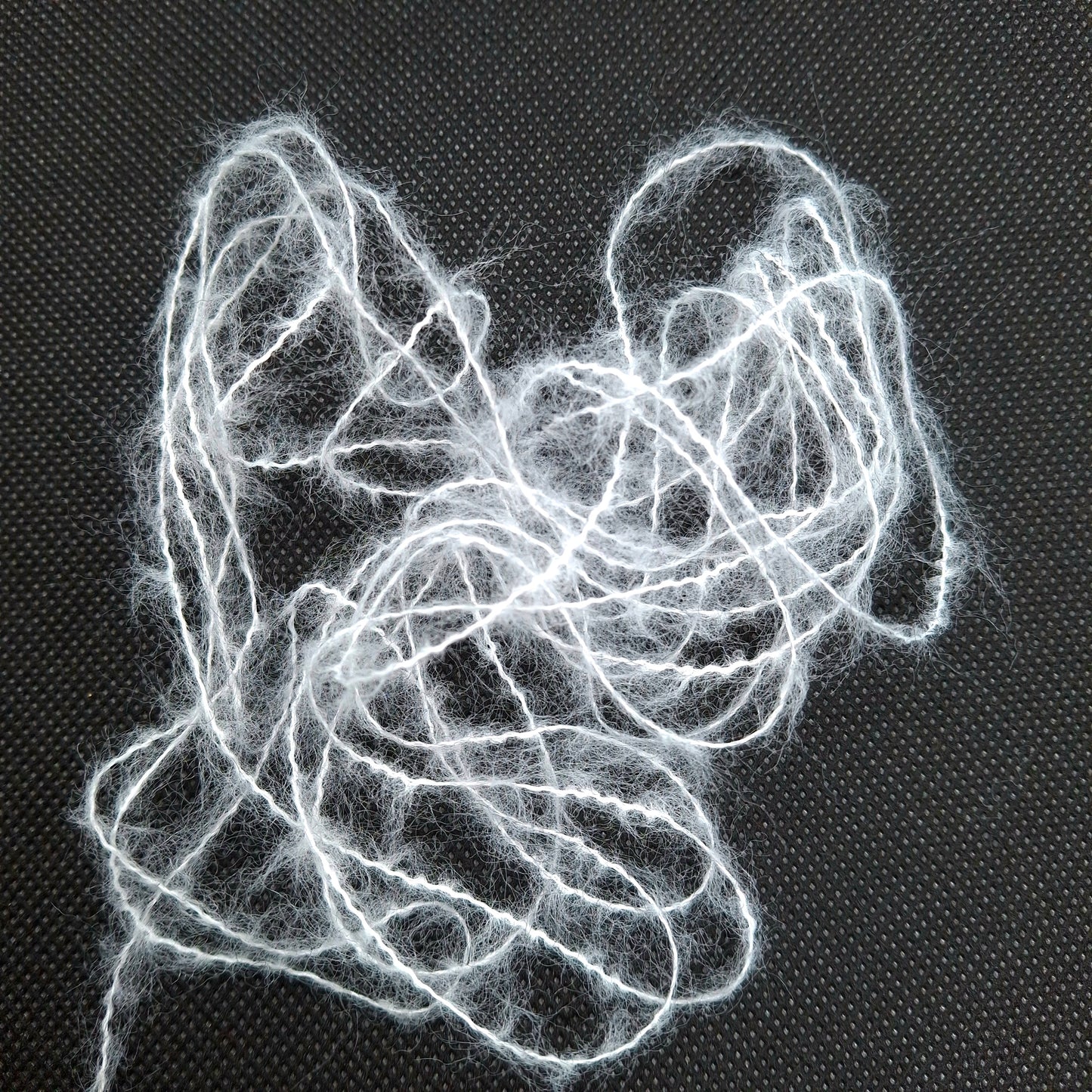 100g børstet uld blødt italiensk garn farve lysegrå N.1233