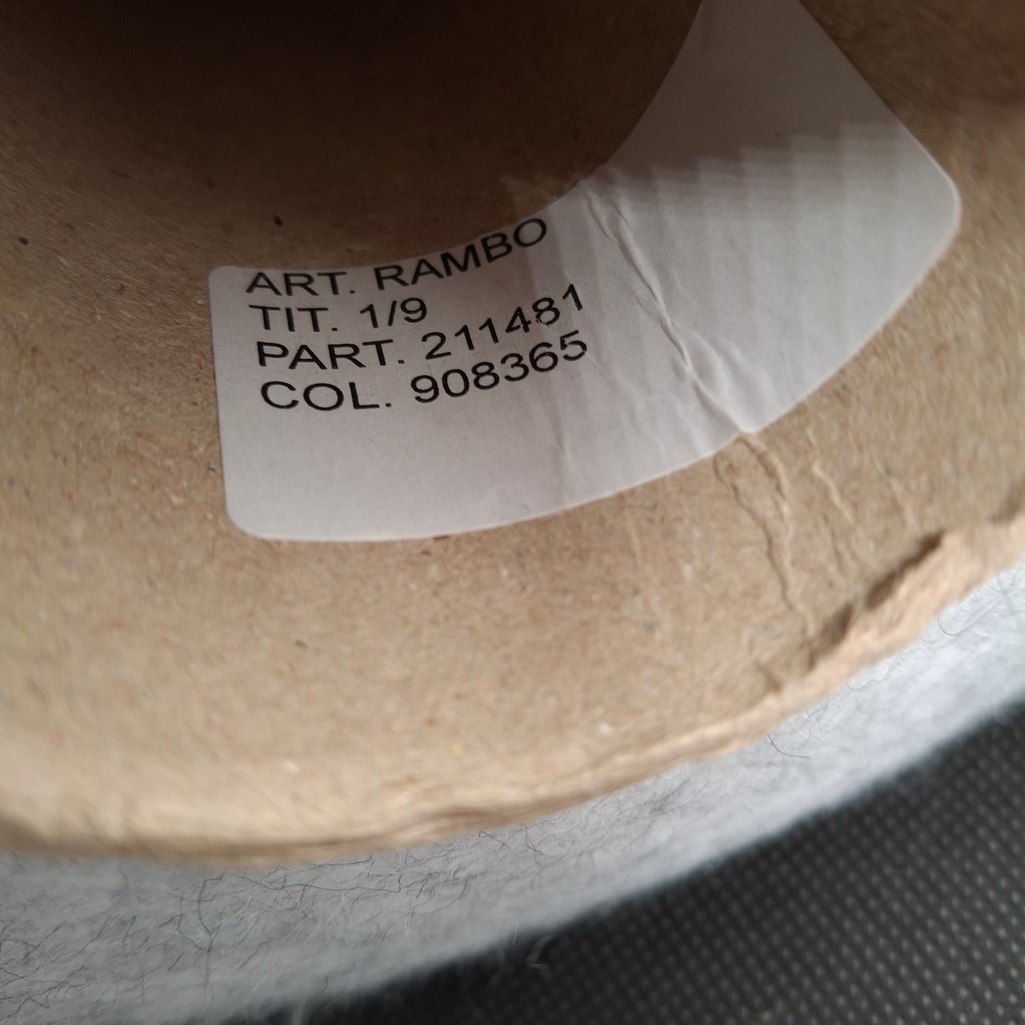 100g børstet uld blødt italiensk garn farve lysegrå N.1233