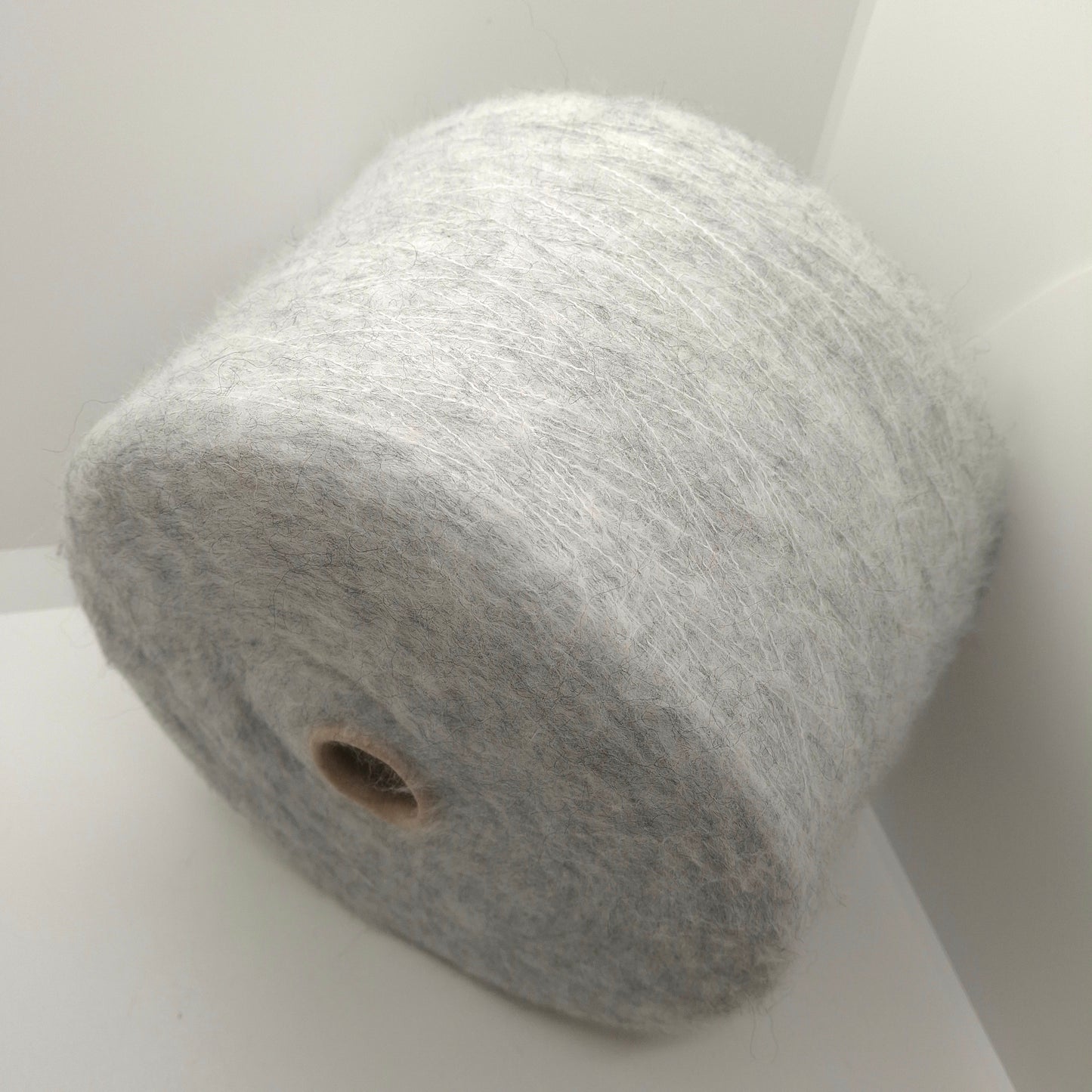 100g børstet uld blødt italiensk garn farve lysegrå N.1233