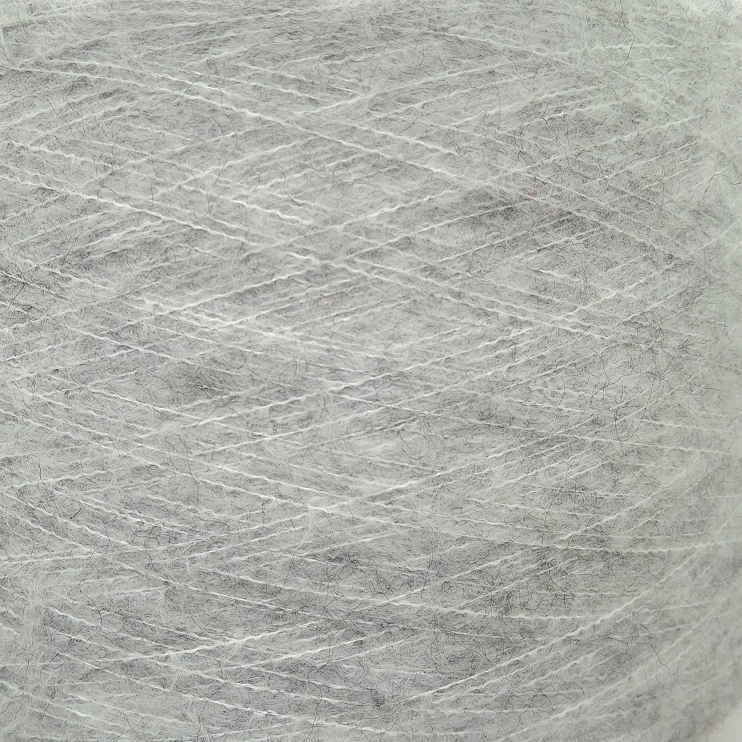 100g børstet uld blødt italiensk garn farve lysegrå N.1233