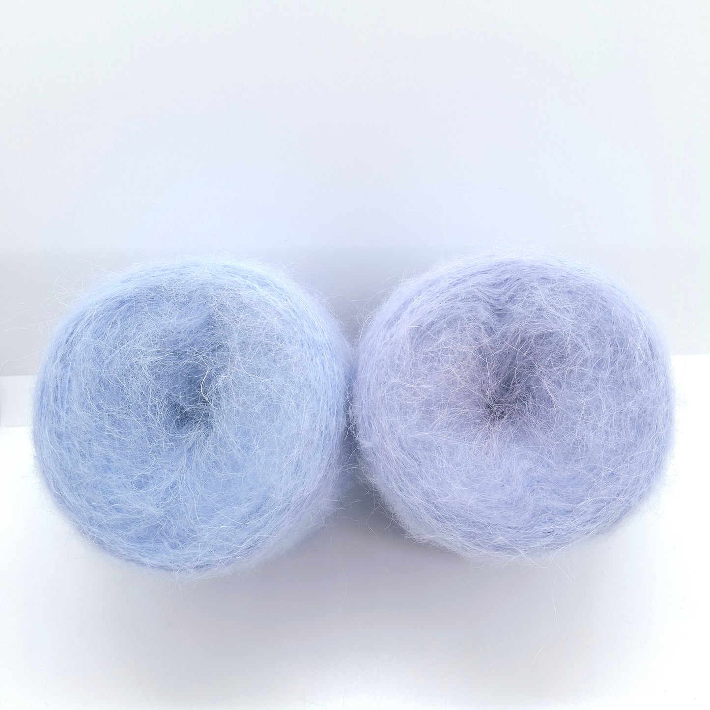 100 g de fil italien doux en alpaga brossé, coloris bleu ombré N. 1259