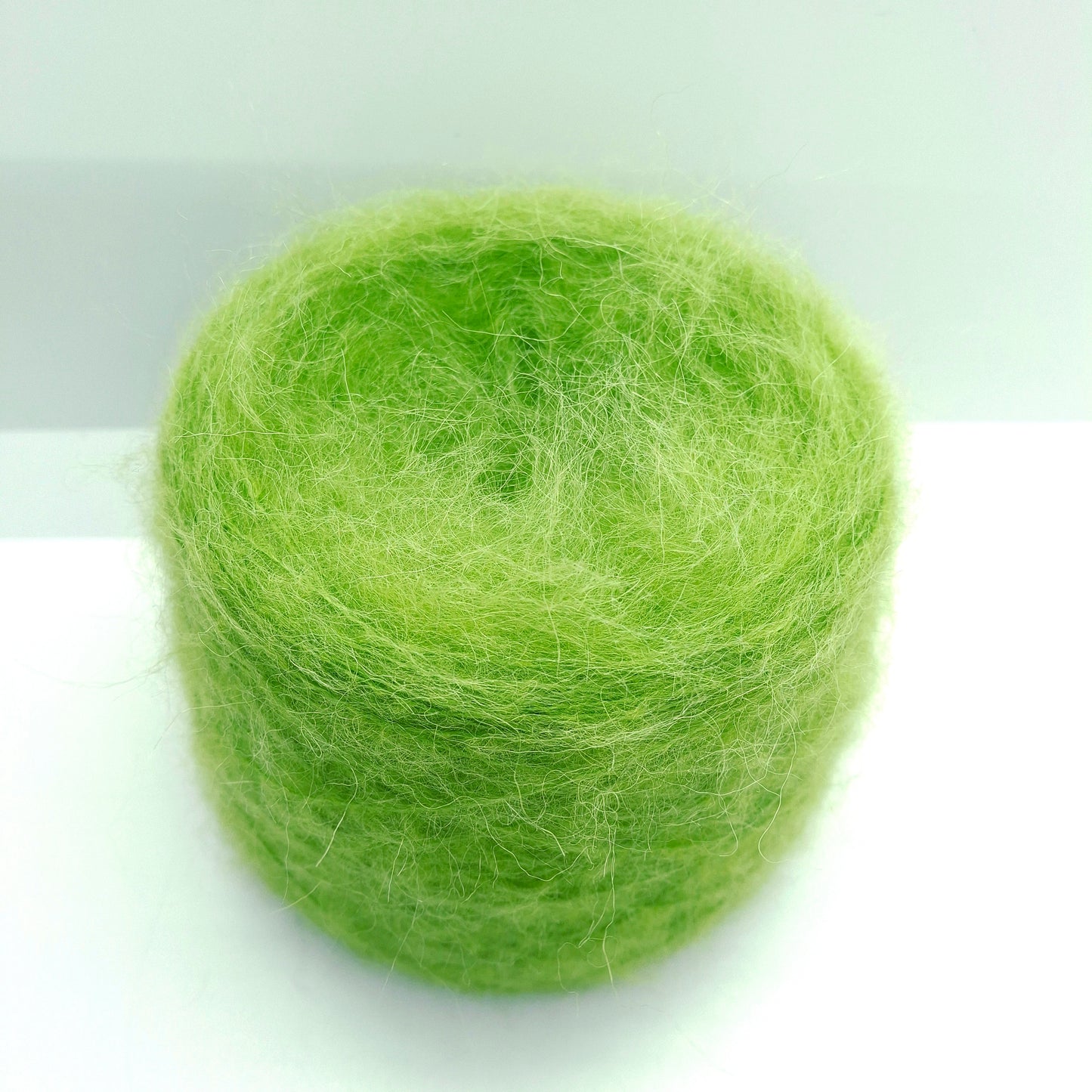 100 g de fil italien doux en alpaga brossé, couleur vert kiwi, n° 1257