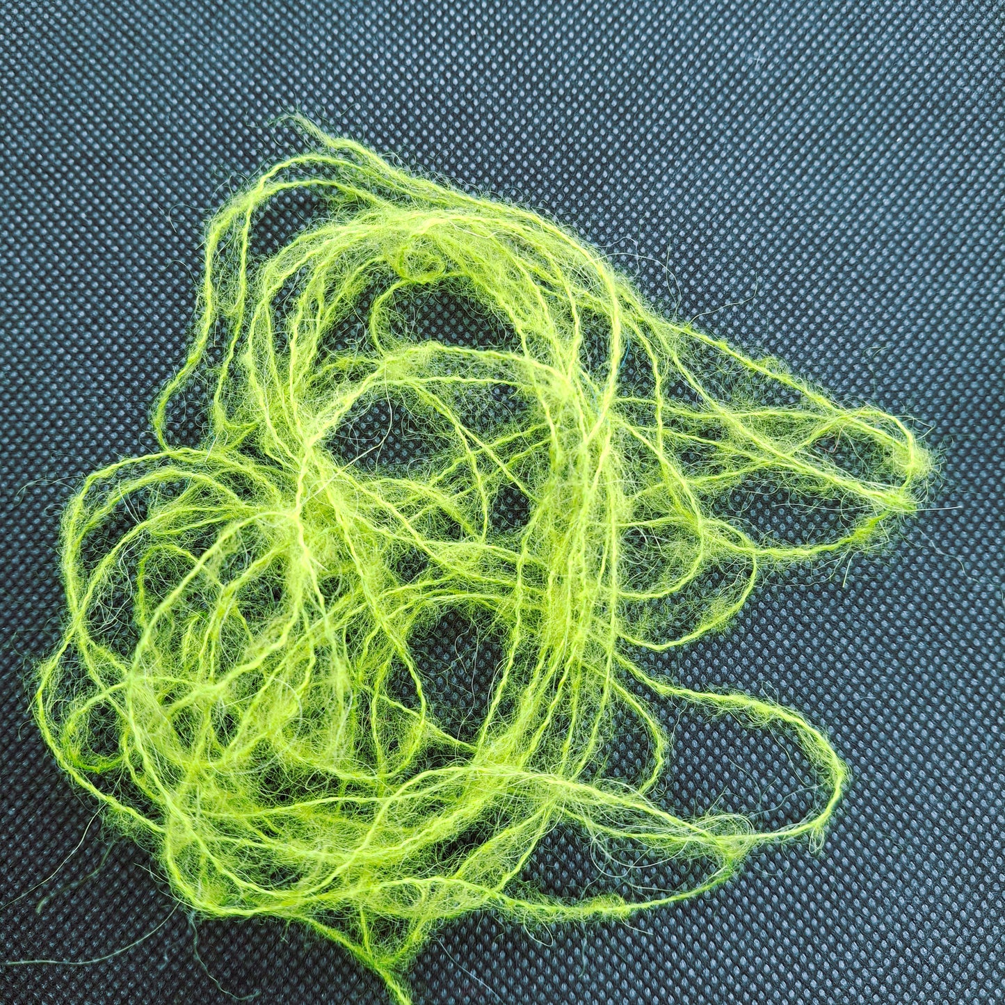 100 g de fil italien doux en alpaga brossé, couleur vert kiwi, n° 1257