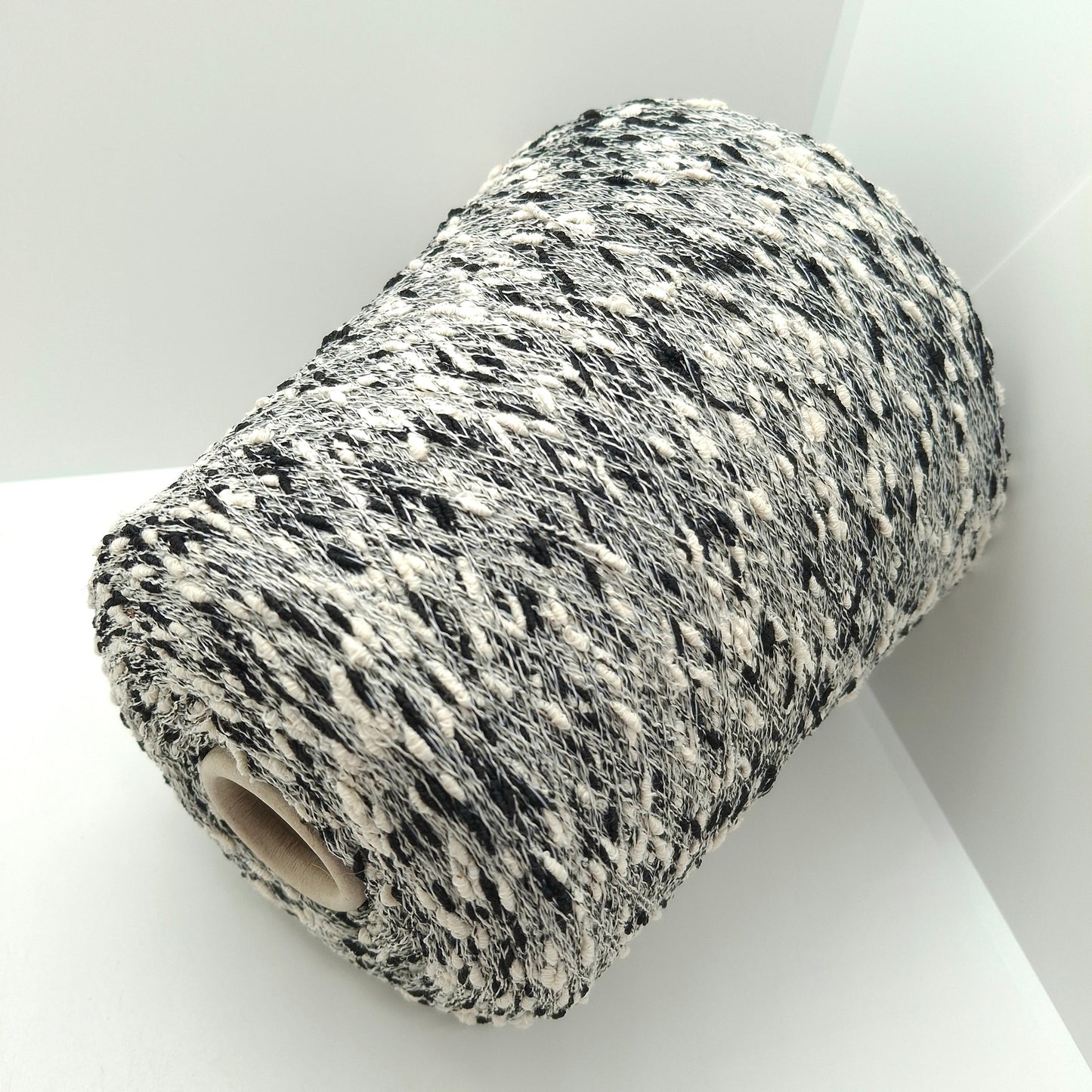 100g Italian decorative irregular yarn White Black N.1341
